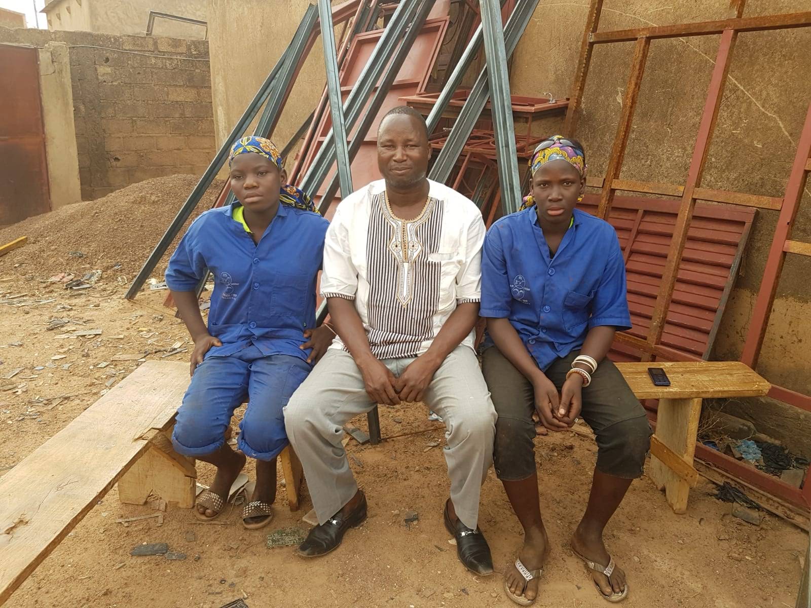 Notre correspondant Bila entouré des 2 apprenties